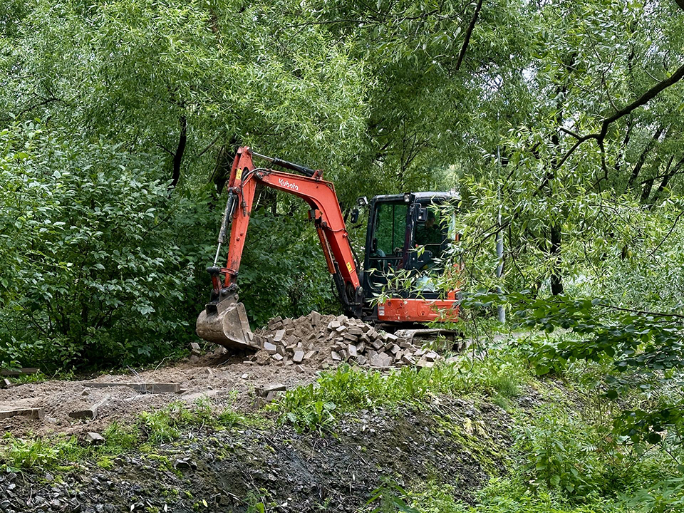 Глава Городского округа Пушкинский оценил ход работ по благоустройству набережной на Травинском озере