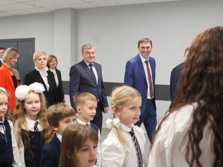 Глава Воронежа Сергей Петрин высоко оценил результаты реконструкции здания СОШ № 45, назвав его одним из лучших в городе Глава Воронежа Сергей Петрин высоко оценил результаты реконструкции здания СОШ № 45, назвав его одним из лучших в городе