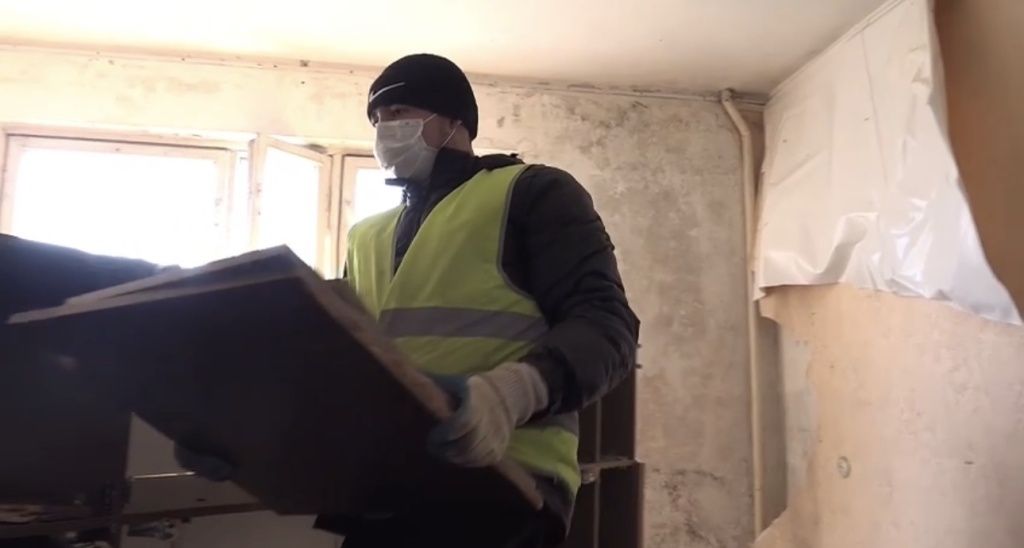 Помощь семье погибшего бойца СВО: в подмосковном Пушкинском управляющая компания устранила затяжную протечку и подготовила квартиру к ремонту