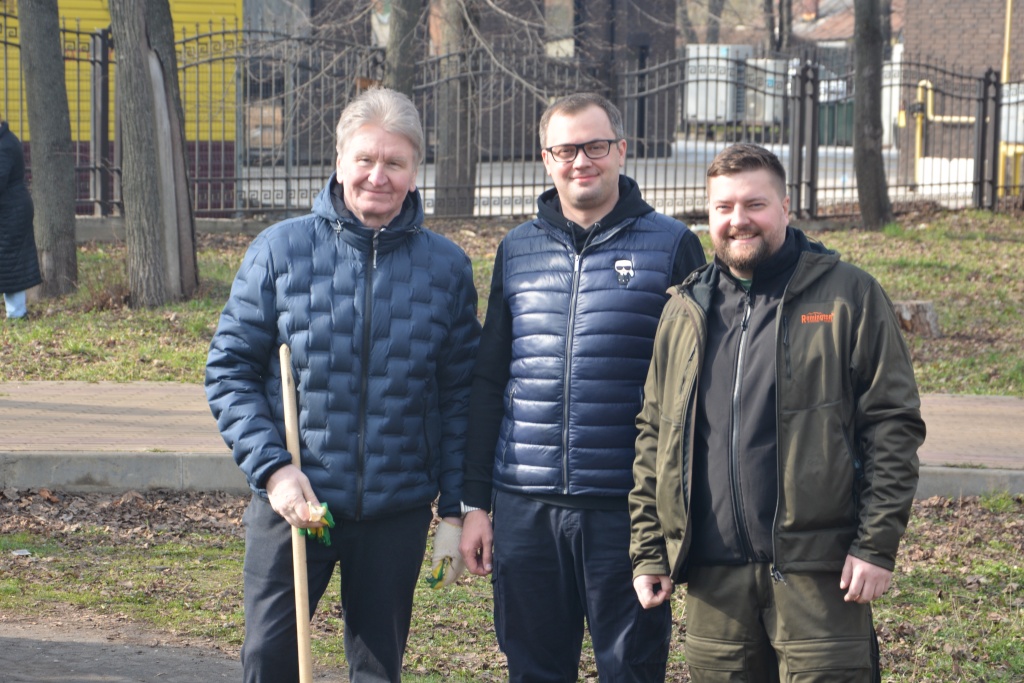 Депутаты Воронежской городской Думы в рамках общегородского субботника навели порядок в Бринкманском саду