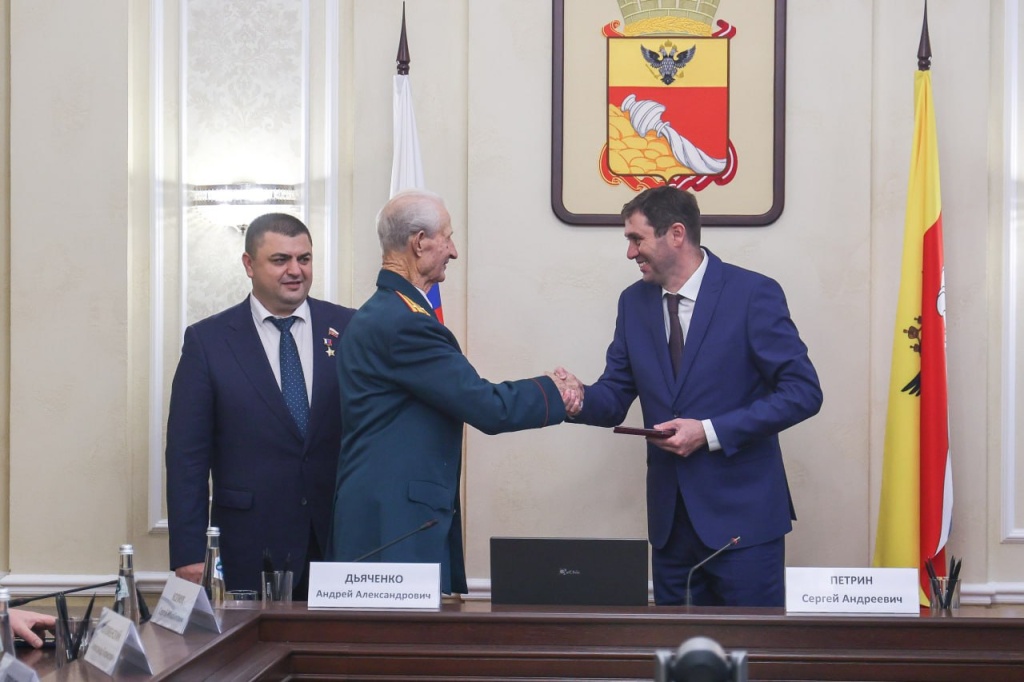 Сергей Петрин принял участие в церемонии вручения памятных знаков «Воронеж — город воинской славы» выдающимся жителям города