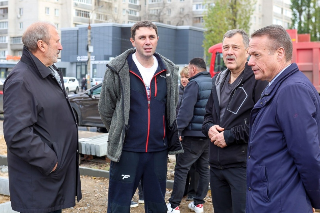 Мэр Воронежа Сергей Петрин принял участие в озеленении бульвара Отличников