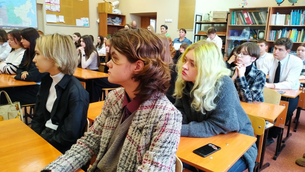 В Новосибирске участник СВО поговорил о важном со старшеклассниками