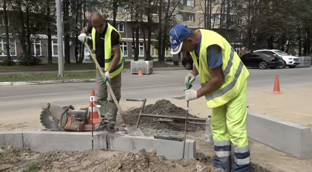 Глава Городского округа Пушкинский Максим Красноцветов проверил ход капитального ремонта дороги на улице Просвещения