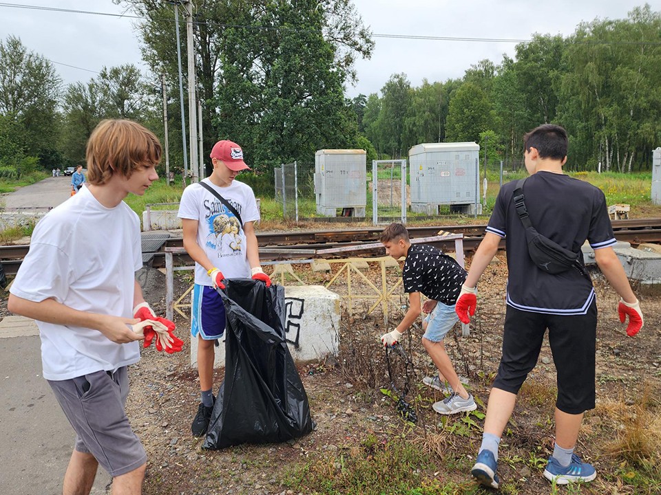 В подмосковном Красноармейске экологические бригады школьников помогают коммунальным службам делать город чище