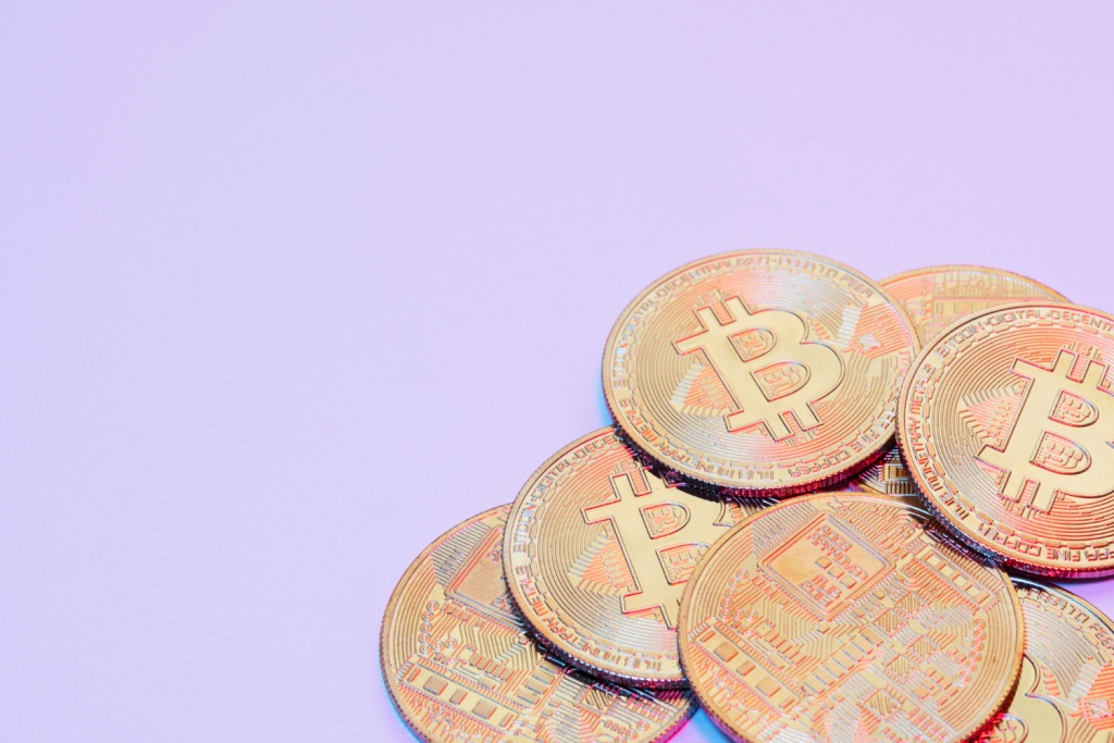 Курс биткоина выровнялся после падения до 58,8 тысячи долларов