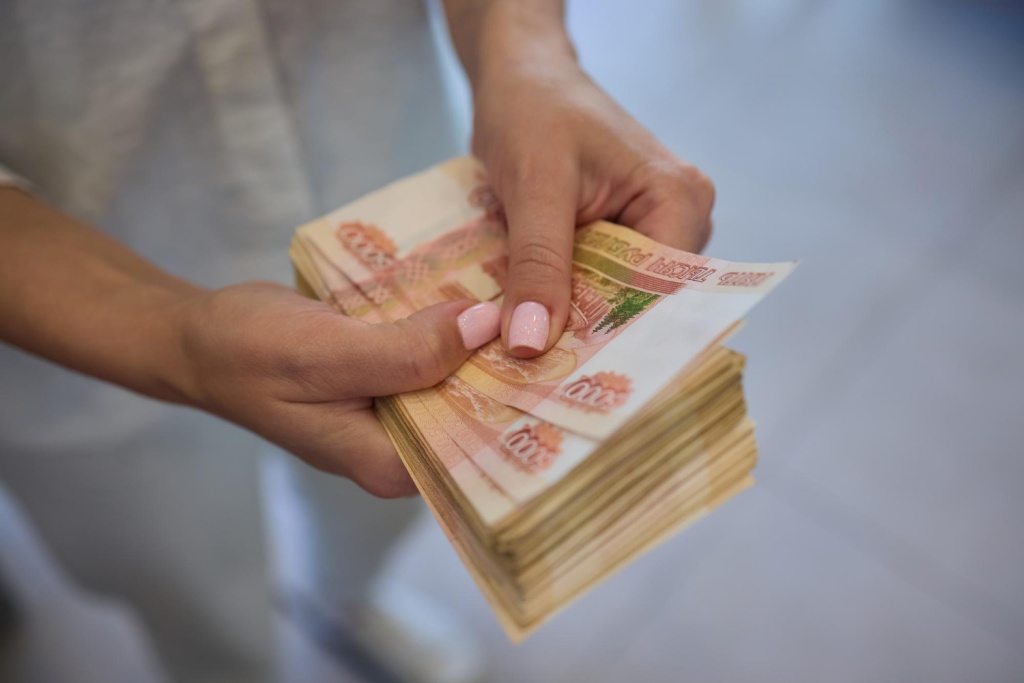 Доля сбережений россиян в наличной валюте достигла исторического минимума