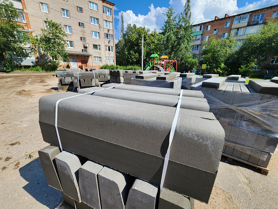 К началу августа дворы микрорайона Северный в Красноармейске преображаются