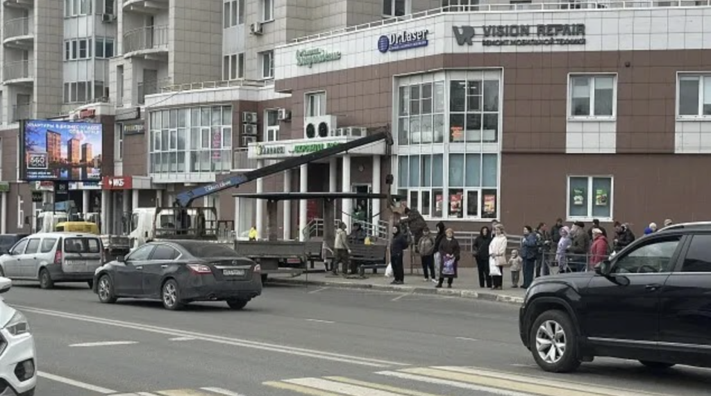 В подмосковном Пушкинском обновляют остановки: на улице Чехова устанавливают современный павильон у «Типографии»