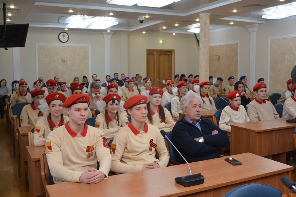 «Главное — ставить цели и добиваться их»: Герой России Андрей Дьяченко и кавалер ордена Мужества Денис Рубащенко провели урок мужества для юнармейцев Воронежа