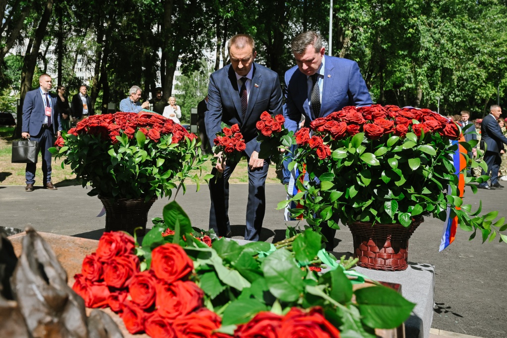 Подвиг, который помнят: Юрий Матузов принял участие в открытии памятника Александру Мамкину в Минске