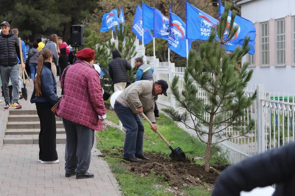 Геленджик озеленяют в рамках экопроекта «Дерево нашей семьи»