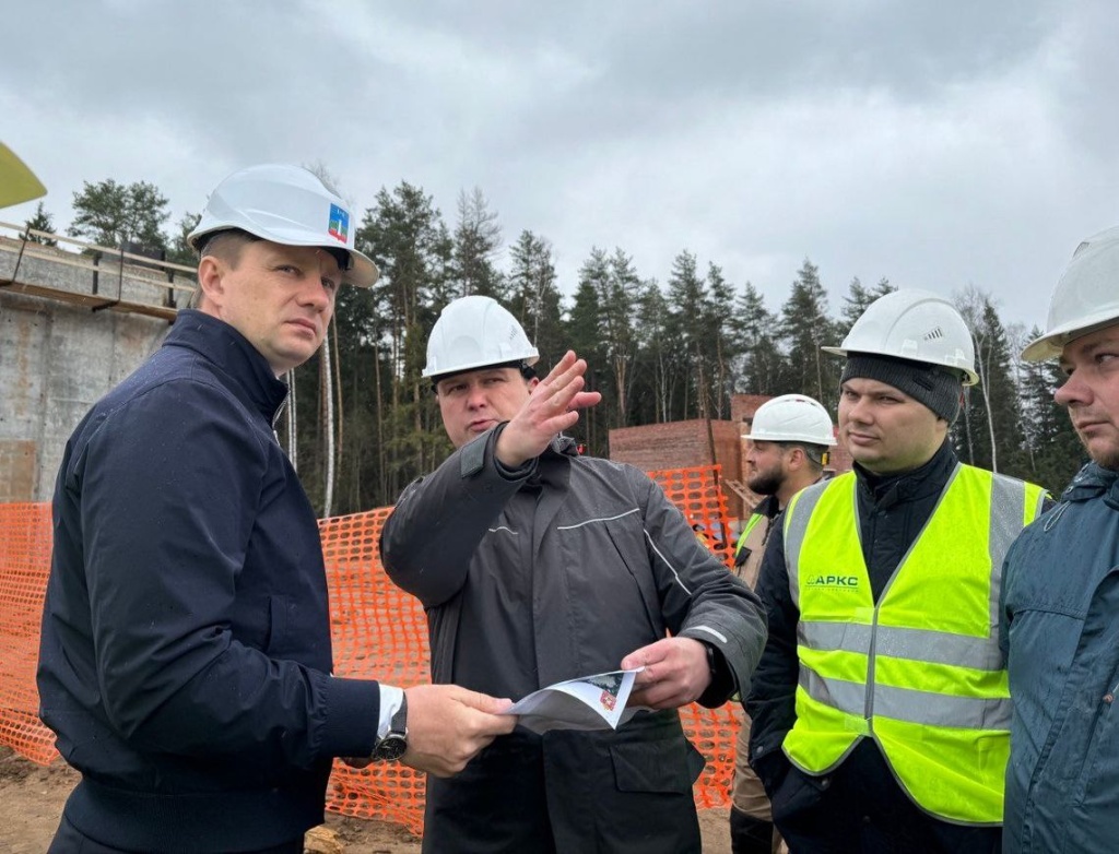 Глава Красногорска проверил ход работ на путепроводе в Аникеевке