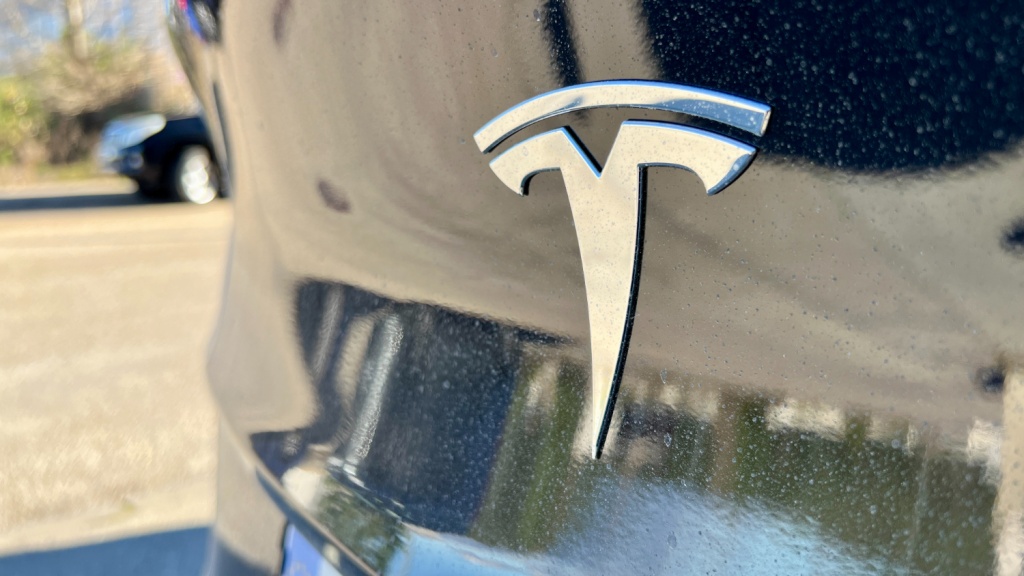 Tesla отзывает Cybertruck после того, как отвалились куски стальной отделки