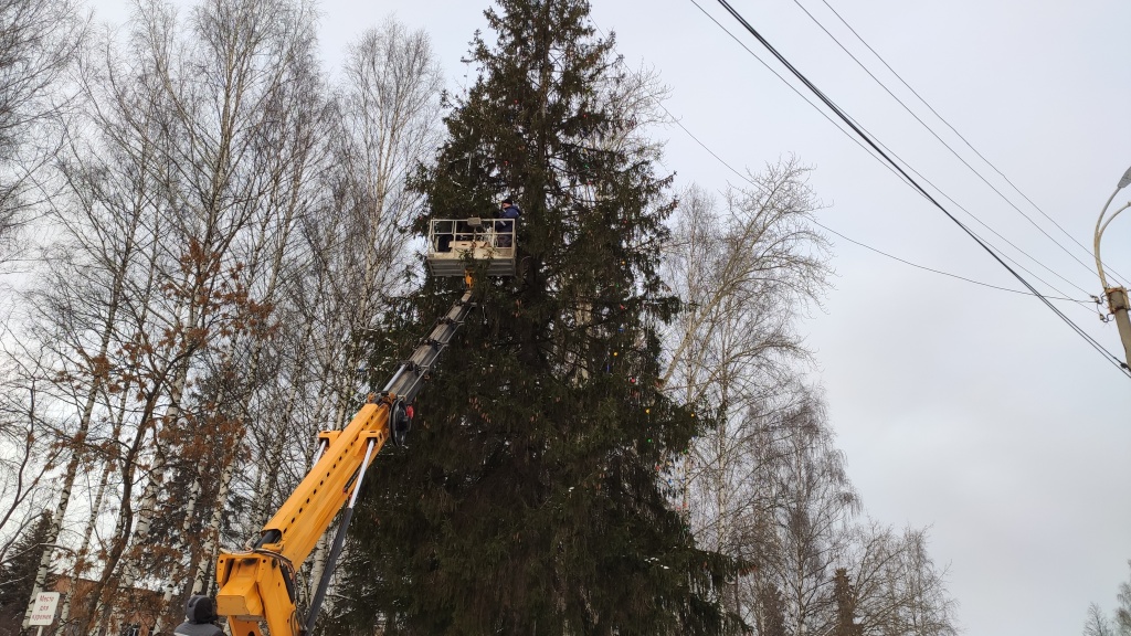 Волшебство студенческого праздника: как партнёры ИжГТУ превратили ёлку в символ новогоднего единства в Ижевске