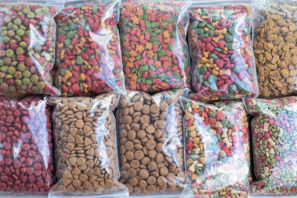 Псковские таможенники не пропустили 3 тонны итальянского корма для животных