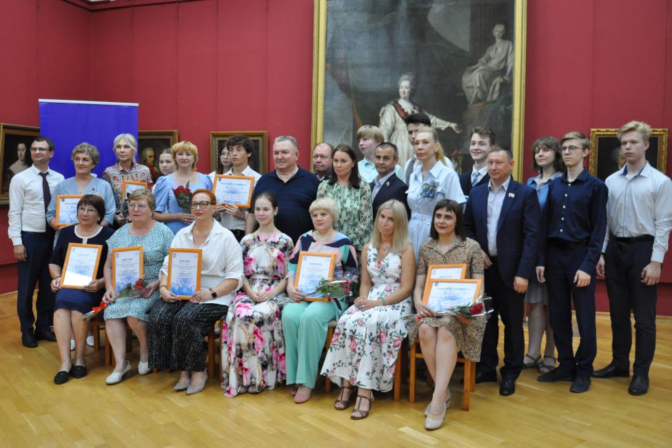 Парламентарии ЗАКСа Новосибирской области вручили награды победителям Всероссийских патриотических конкурсов