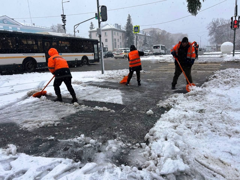 Последствия снегопада в Пушкинском: глава округа призвал ограничить использование личного авто, а коммунальные службы работают в усиленном режиме