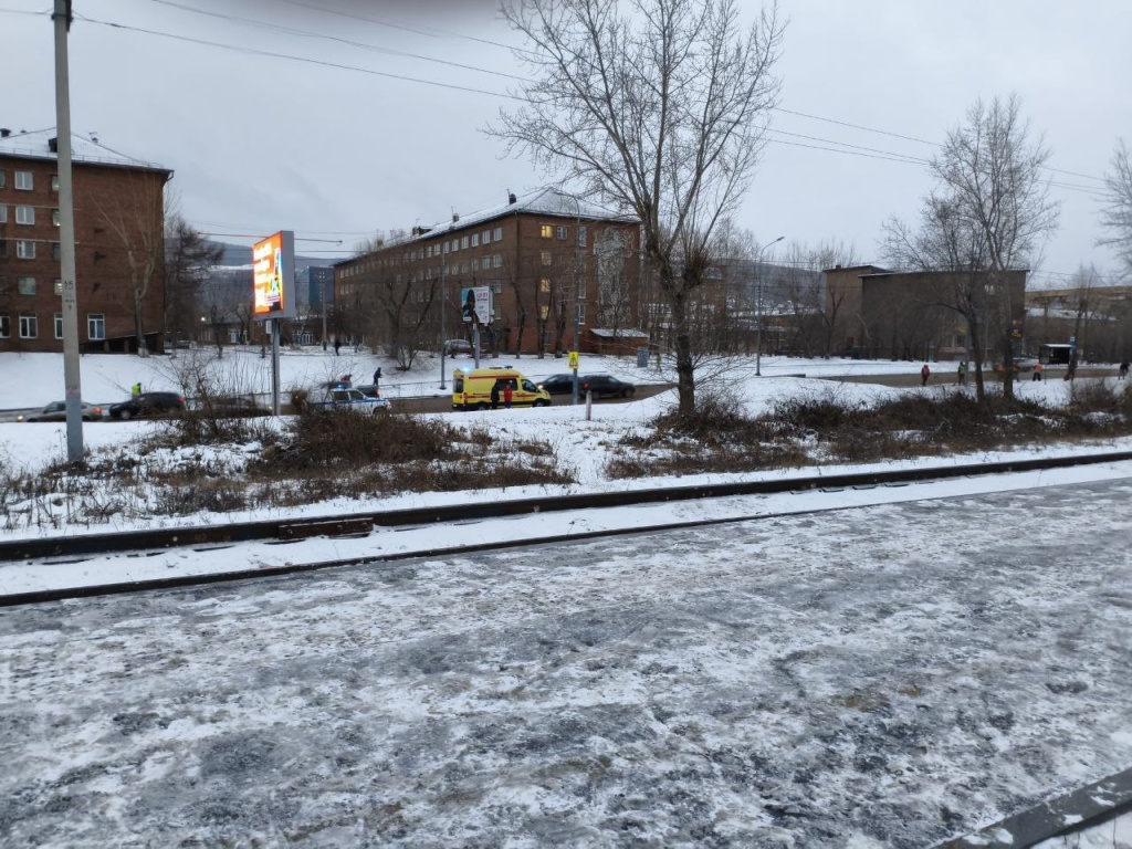 В Красноярске женщина погибла при переходе путей в наушниках
