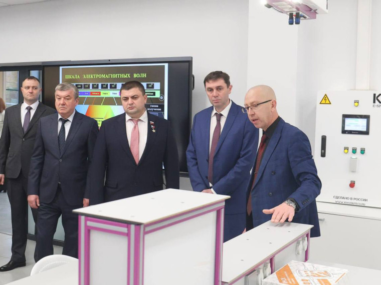 Глава Воронежа Сергей Петрин высоко оценил результаты реконструкции здания СОШ № 45, назвав его одним из лучших в городе Глава Воронежа Сергей Петрин высоко оценил результаты реконструкции здания СОШ № 45, назвав его одним из лучших в городе