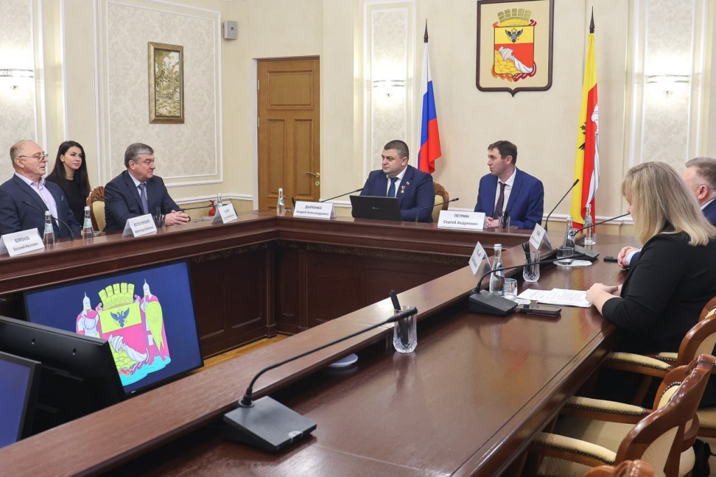 Сергей Петрин принял участие в церемонии вручения памятных знаков «Воронеж — город воинской славы» выдающимся жителям города