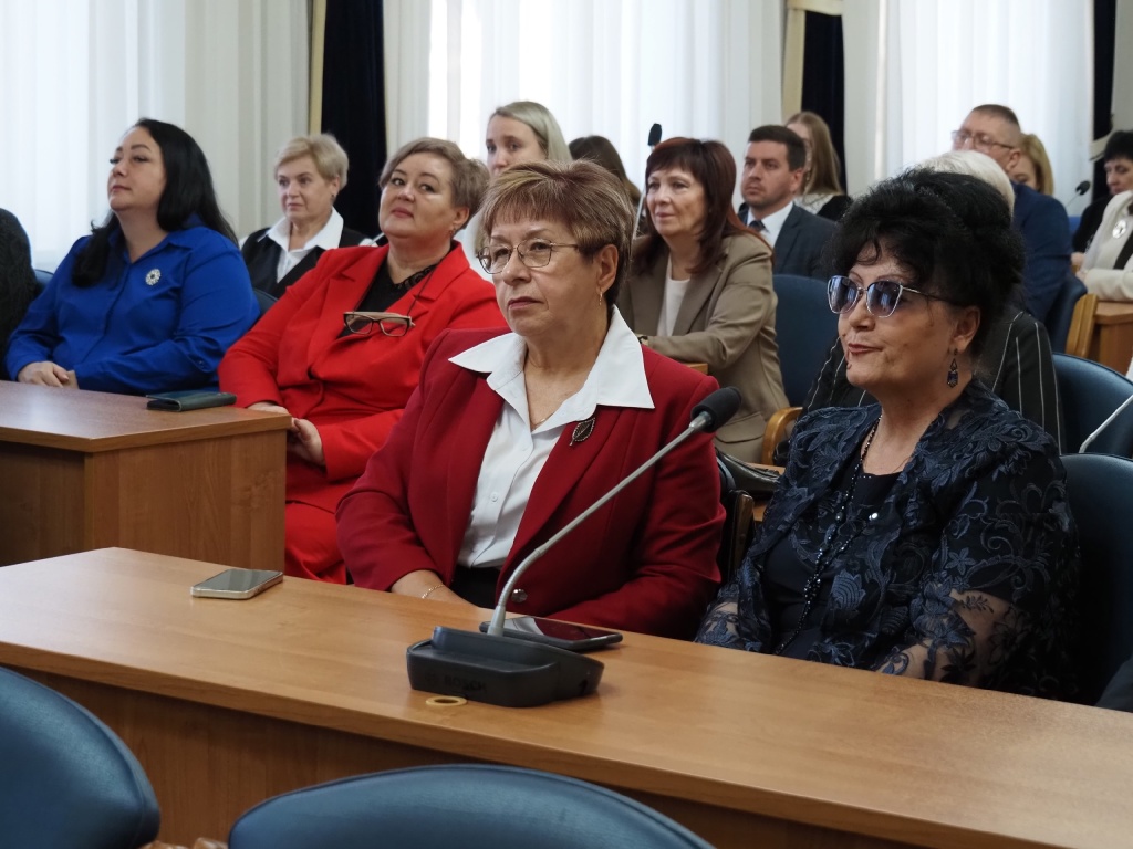 Депутаты Воронежской городской Думы вручили почётные грамоты педагогам в преддверие их профессионального праздника Депутаты Воронежской городской Думы вручили почётные грамоты педагогам в преддверие их профессионального праздника