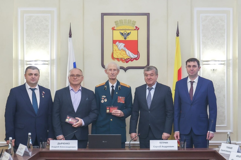 Сергей Петрин принял участие в церемонии вручения памятных знаков «Воронеж — город воинской славы» выдающимся жителям города